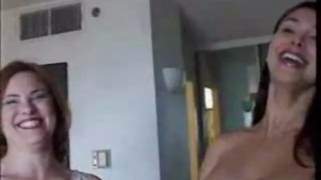 XXX không đăng ký  Đưa một dương vật lớn trong phim sec dit nhau khong che miệng của cô ấy